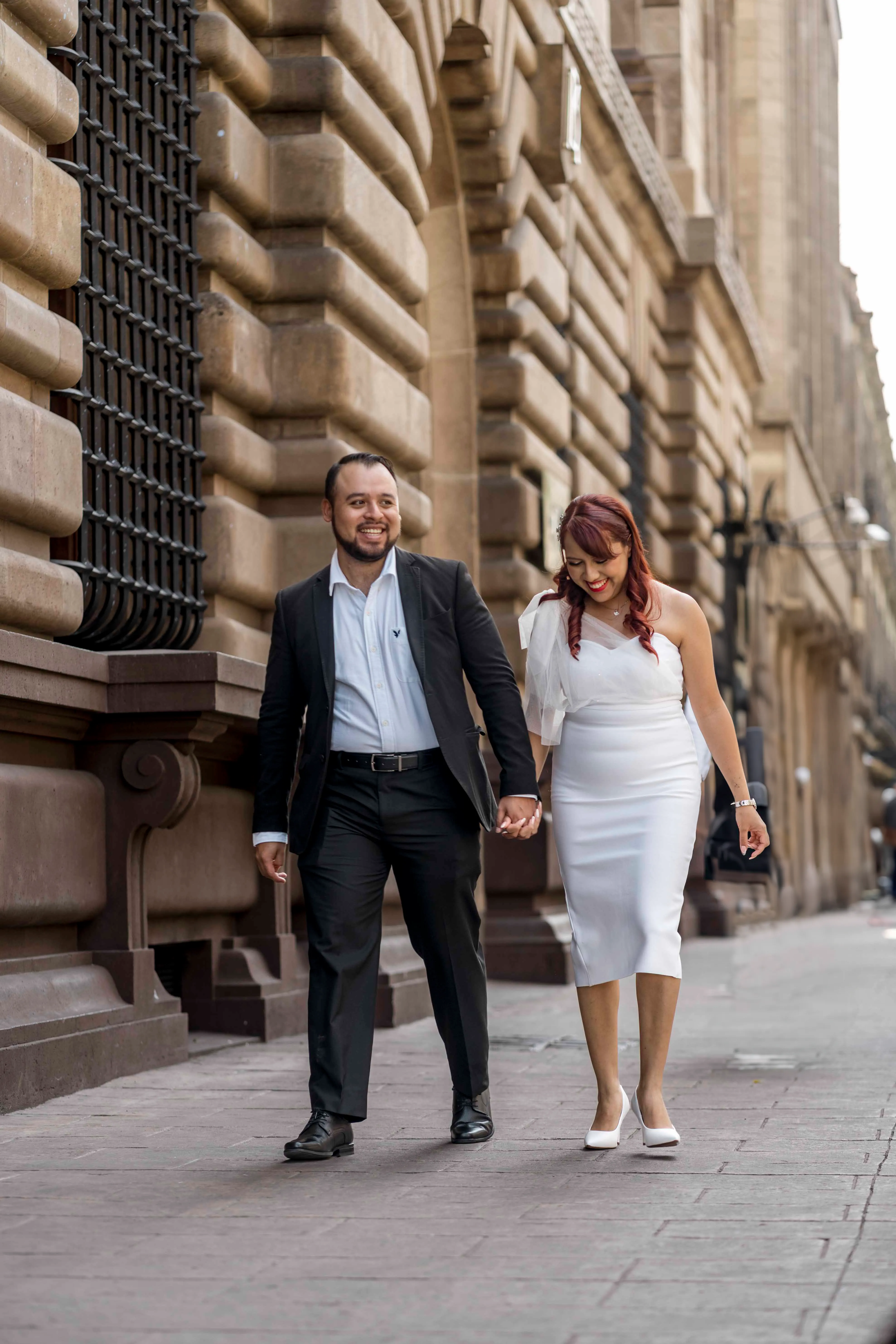 Pareja caminando en la calle